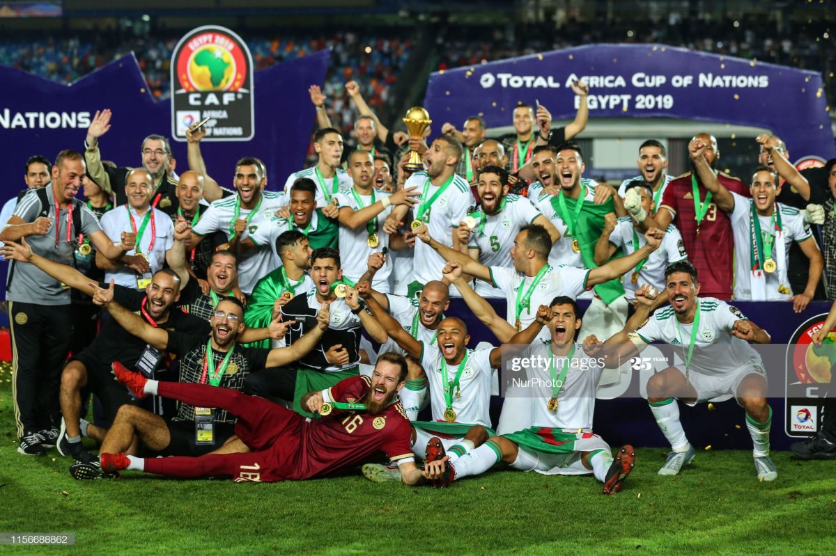 Сборная кубок по футболу. Алжир футбольная команда. Алжир Кубок африканских наций. Сборная Алжира. Сборная Алжира по футболу.