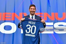 Franciya bosh vaziri Rim Papasiga Messi ismi yozilgan PSJ libosini sovg'a qildi