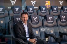 Xavi 3 daqiqa kechikkan futbolchini jazoladi