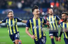 Turkiya Superligasi. "Fenerbaxche" - "Beshiktosh" 2:2