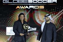 Роналдиньо Globe Soccer Awards'дан ажойиб карьера учун совринни қабул қилиб олди