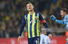 Mesut O'zil murabbiy bilan kelishmovchilik sabab "Fenerbaxche" tarkibidan chiqarib tashlandi