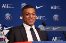 Mbappe: "Makron va Sarkozi menga PSJda qolishni maslahat berishdi"