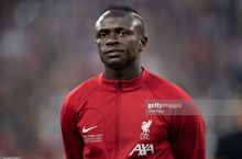 Mane o'zining tug'ilib o'sgan qishlog'iga keldi va loyli maydonda futbol o'ynadi