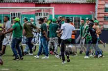 Kolumbiya chempionatida muxlislar futbolchilarga hujum qildi