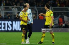 Holand "Borussiya" Dortmund futbolchilariga o'z imzosi tushirilgan futbolkalarni sovg'a qildi