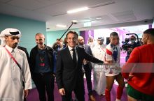 JCH-2022. Franciya prezidenti yarim final o'yinidan keyin Marokash TJning kiyim almashtirish xonasiga kirdi. U futbolchilardan birini alohida etirof etdi
