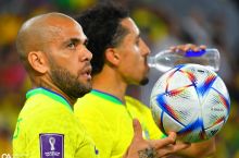 Dani Alves uni zo'rlashda ayblayotgan qizga tegajog'lik qilganini tan oldi. U barcha ayblovlarni rad etayotgandi