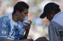 Argentina terma jamoasi futbolchilari Boliviyada iqlimga ko'nikish uchun kislorod balonlaridan foydalanishmoqda