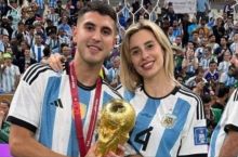 Аргентиналик жаҳон чемпионининг хотини футболчининг медал ва либосини сотиб юборди