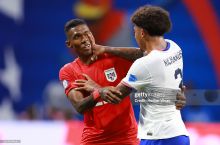 Kopa Amerika. Panama - AQSH 2:1, AQSHlik futbolchi raqibiga boks uslubida zarba berdi va maydondan chetlatildi