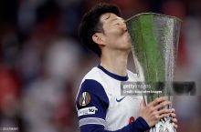 Son Xin Min ilk sovrinini qo'lga kiritganidan so'ng yig'lab yubordi