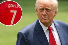 Роналду Трампга дастхати туширилган либосини ҳадя қилди