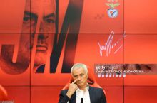 Моуринью "Бенфика" қароргоҳига қора Ferrari'да келди