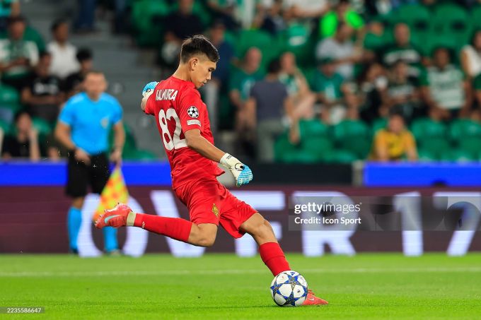 Anya Kursk qol soati Ayollar hojatxonasida porno tomosha qilish