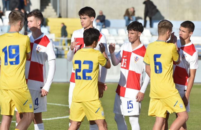 Хорватиялик футболчи касбини ўзгартиради: у Ўзбекистонга қарши ўйин олдидан сартарошлик қилди