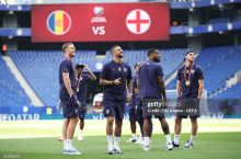 Англия терма жамоаси футболчиси барда бир кишини боши билан ургани учун ҳибсга олинди