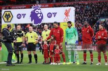 Ван Дейк "Вулверхэмптон"га қарши ўйиндан олдин Жотанинг фарзандлари билан майдонга тушди