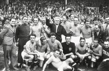 Мундиал тарихи. Қуръа ташлаган 5 ёшли болакай, иримчи дарвозабон ва ялангоёқ тўпурар, шортиги тушиб кетган Меацца ҳамда пойабзал қутисида сақланган кубок ҳақида ҳикоя қиламиз