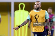 Дани Алвес профессионал футболга қайтиши мумкин