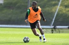 Стерлинг ўз академиясида болаларни машқ қилдирмоқда. "Челси" футболчиси бу мавсум майдонга тушмади