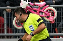 Шармандалик: Туркияда мухлислар ҳакамнинг бошига велосипед билан зарба беришди!