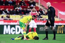 ФИФАдан янгилик: Энди жароҳат олган футболчилар майдон ташқарисида 1 дақиқа қолишга мажбур бўлади!